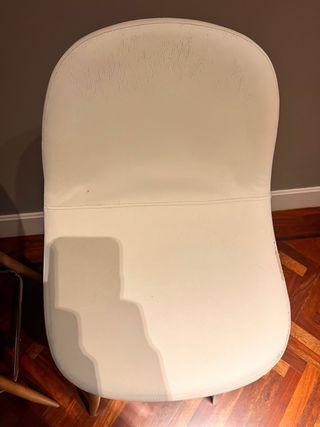 Taburetes altos blancos y madera