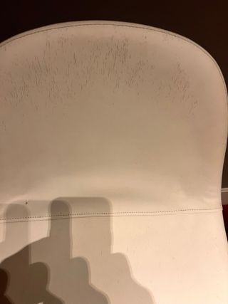 Taburetes altos blancos y madera