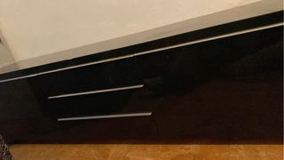 Mueble TV salón negro y plata