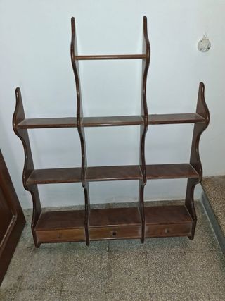 Estantería de madera oscura