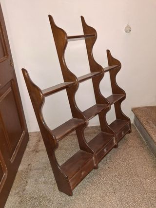 Estantería de madera oscura