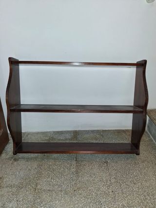 Estantería de madera oscura