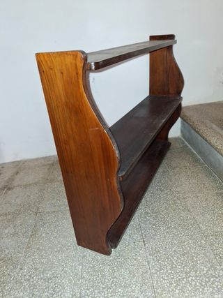 Estantería de madera oscura