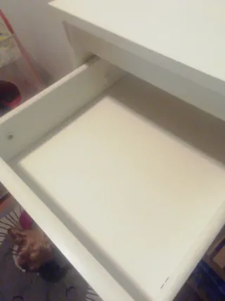 Mesita de noche blanca y madera
