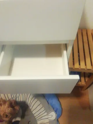Mesita de noche blanca y madera
