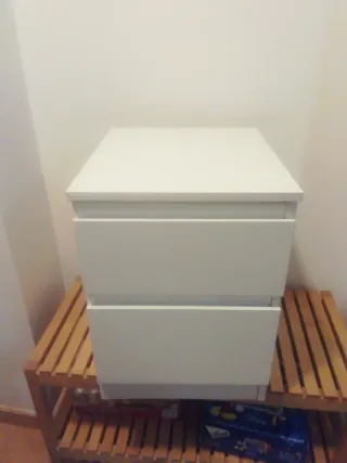 Mesita de noche blanca y madera