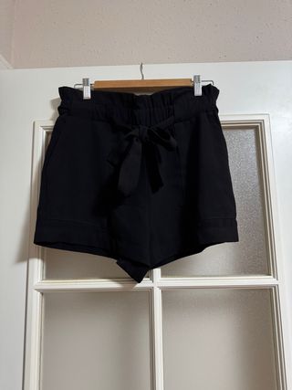 Pantalones cortos negros con cinturón