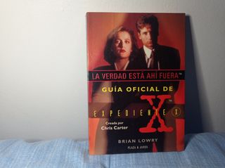 EXPEDIENTE X . LA VERDAD ESTÁ AHÍ FUERA . LIBRO