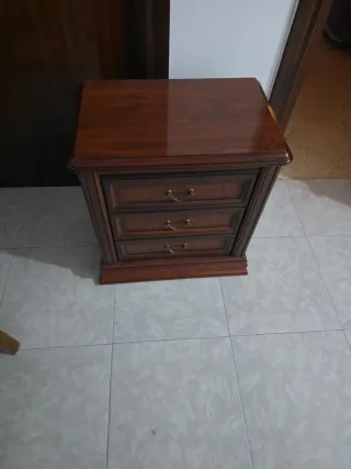 Mesita de noche de madera