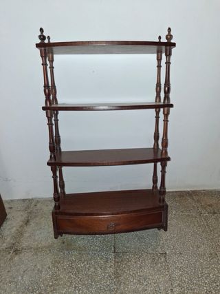 Estantería de madera con cajón