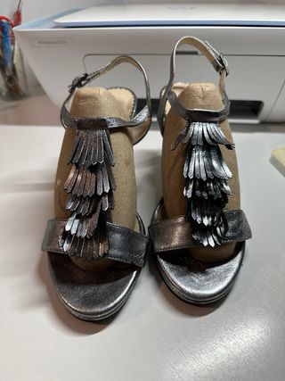 Sandalias plateadas con flecos