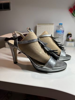 Sandalias plateadas con flecos