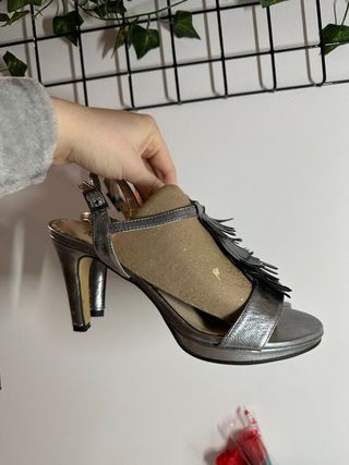 Sandalias plateadas con flecos