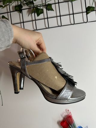 Sandalias plateadas con flecos