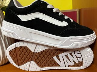 Zapatillas Vans Negras y Blancas