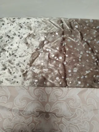 Edredón beige con adornos brillantes