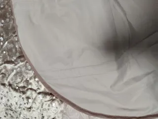 Edredón beige con adornos brillantes