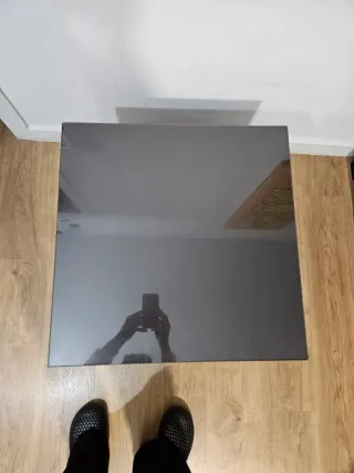 Mesa auxiliar cuadrada con ruedas