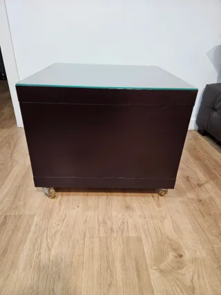 Mesa auxiliar cuadrada con ruedas