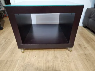 Mesa auxiliar cuadrada con ruedas