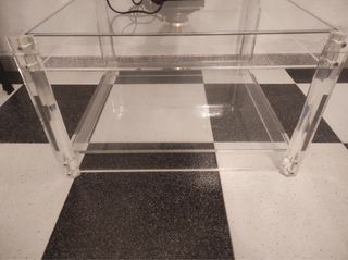 Mesa auxiliar de cristal y acrílico