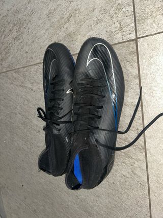 Botas de fútbol Nike negras y azules