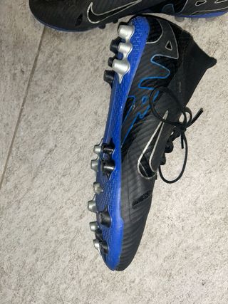 Botas de fútbol Nike negras y azules