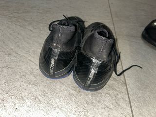 Botas de fútbol Nike negras y azules