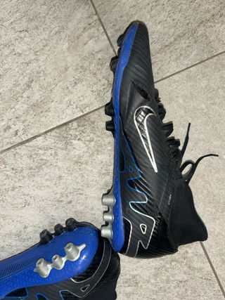 Botas de fútbol Nike negras y azules