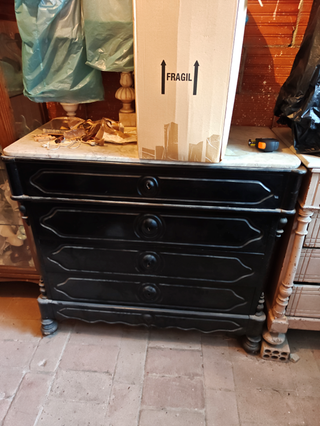 Cómoda antigua de madera y mármol