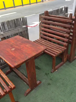 Mesa y bancos de madera 4juegos