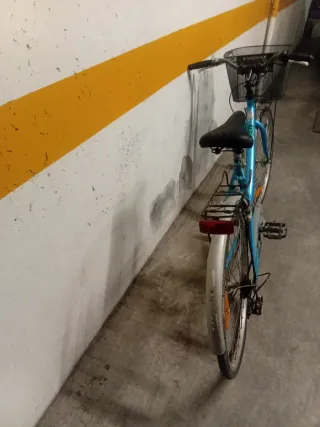 Bicicleta de paseo azul con cesta