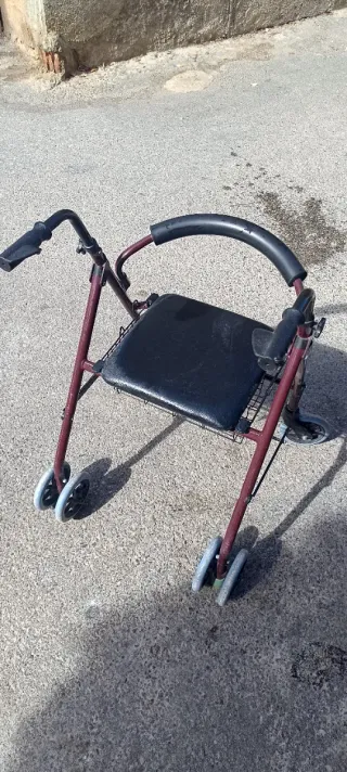 Andador con asiento casi nuevo
