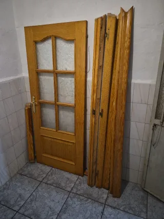 Puerta de madera con cristal