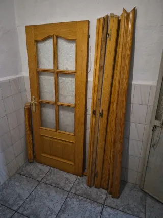 Puerta de madera con cristal