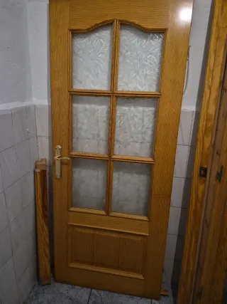 Puerta de madera con cristal