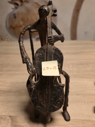 Figura de hierro músico violonchelo