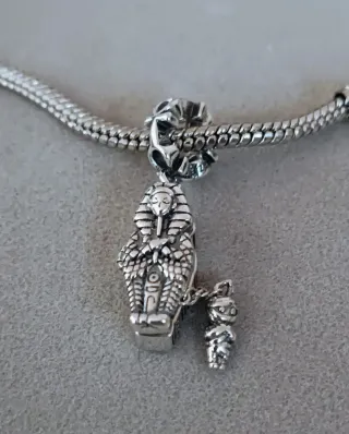 Charm sarcófago momia