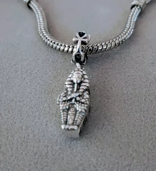 Charm sarcófago momia