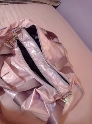 Bolsa deportiva lila brillante para gym.