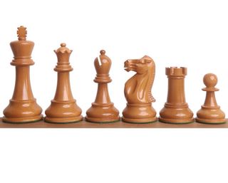 Piezas de ajedrez de madera envejecida