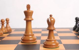 Piezas de ajedrez de madera envejecida