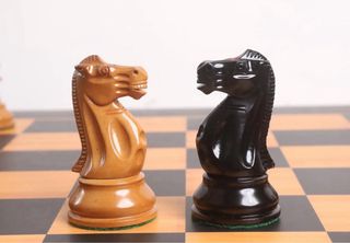 Piezas de ajedrez de madera envejecida