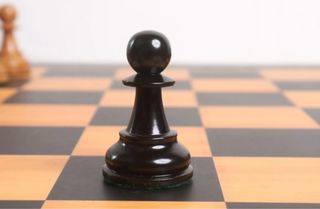 Piezas de ajedrez de madera envejecida