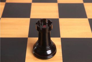 Piezas de ajedrez de madera envejecida