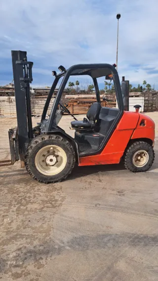 Carretilla elevadora naranja