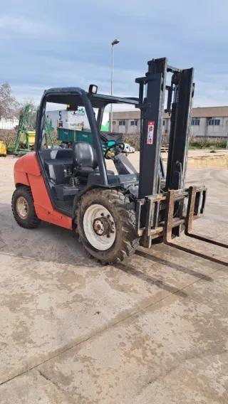 Carretilla elevadora naranja