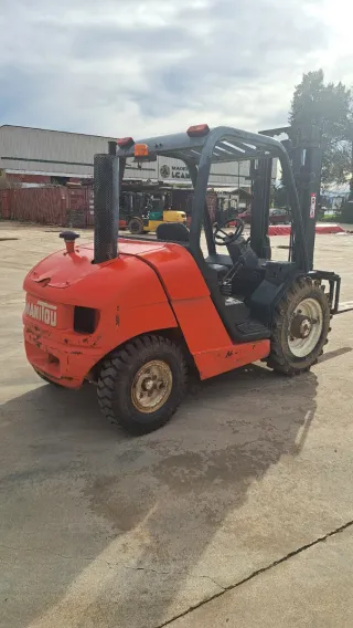 Carretilla elevadora naranja