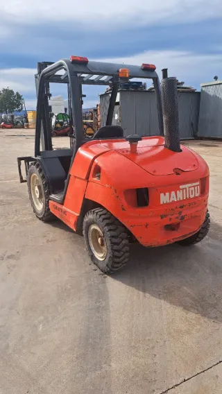 Carretilla elevadora naranja