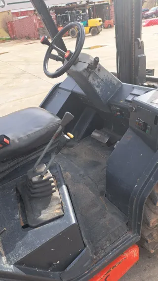 Carretilla elevadora naranja